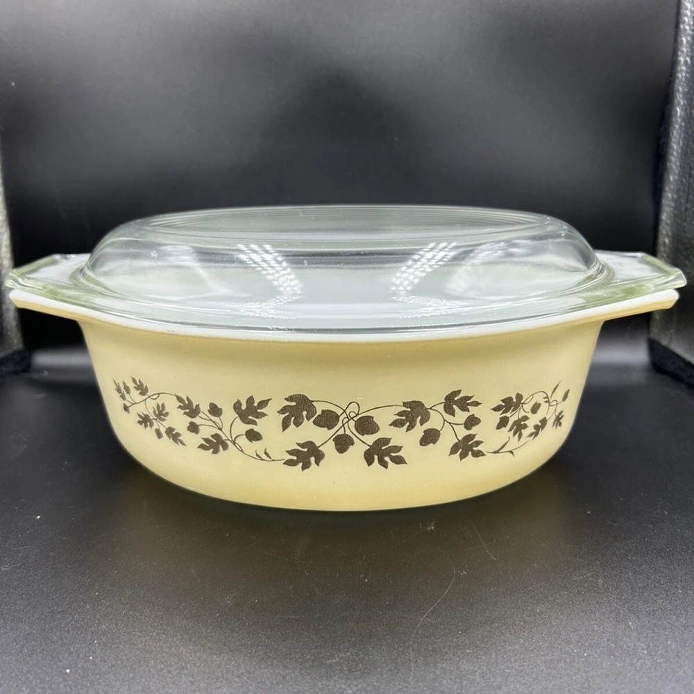 Pyrex Cream Casserole Dish with Clear Lid
